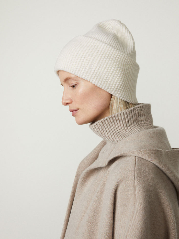 Stockholm Hat Cream | Lisa Yang | Vit ribbad mössa i 100% kashmir