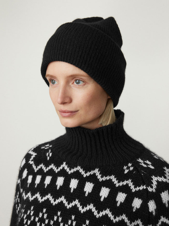 Stockholm Hat Black | Lisa Yang | Svart ribbad mössa i 100% kashmir