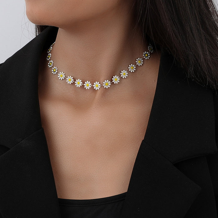 Elegant Daisy Choker Necklace