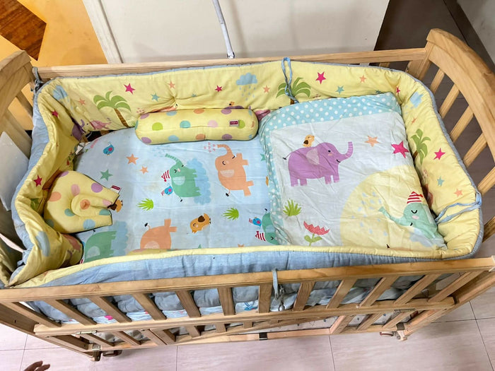 HUNY HUNY wooden baby crib – safe sleep, elegant design, and comfort for your little one.