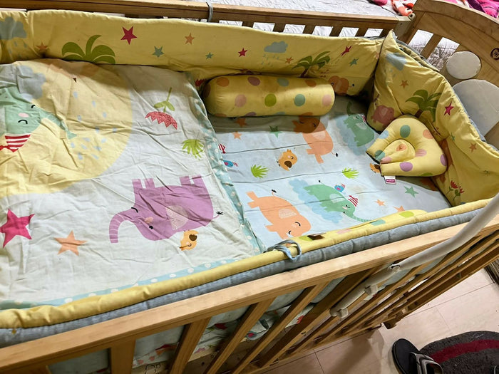HUNY HUNY wooden baby crib – safe sleep, elegant design, and comfort for your little one.