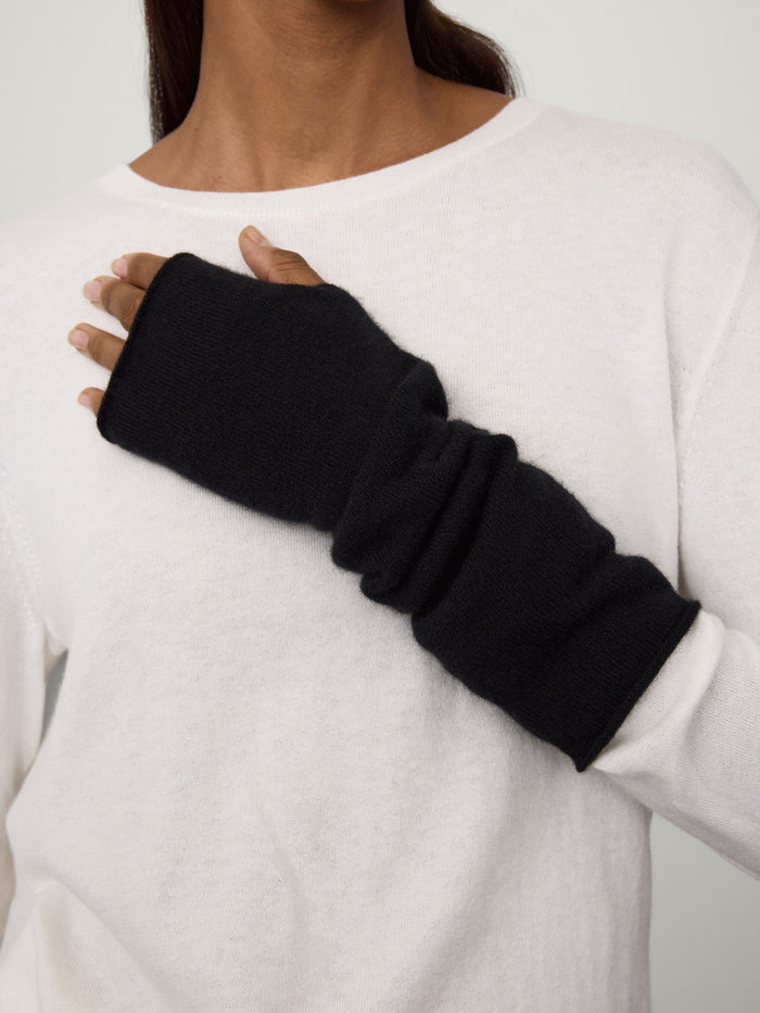 Aspen Arm Warmers Black | LISA YANG | Svarta armvärmare torgvantar i 100% kashmir