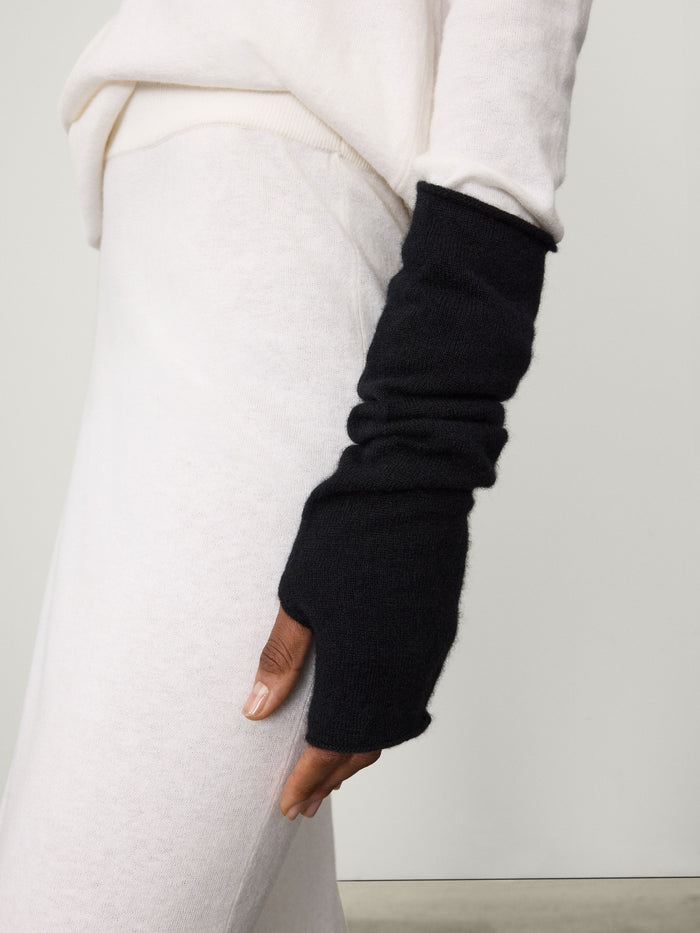 Aspen Arm Warmers Black | LISA YANG | Svarta armvärmare torgvantar i 100% kashmir