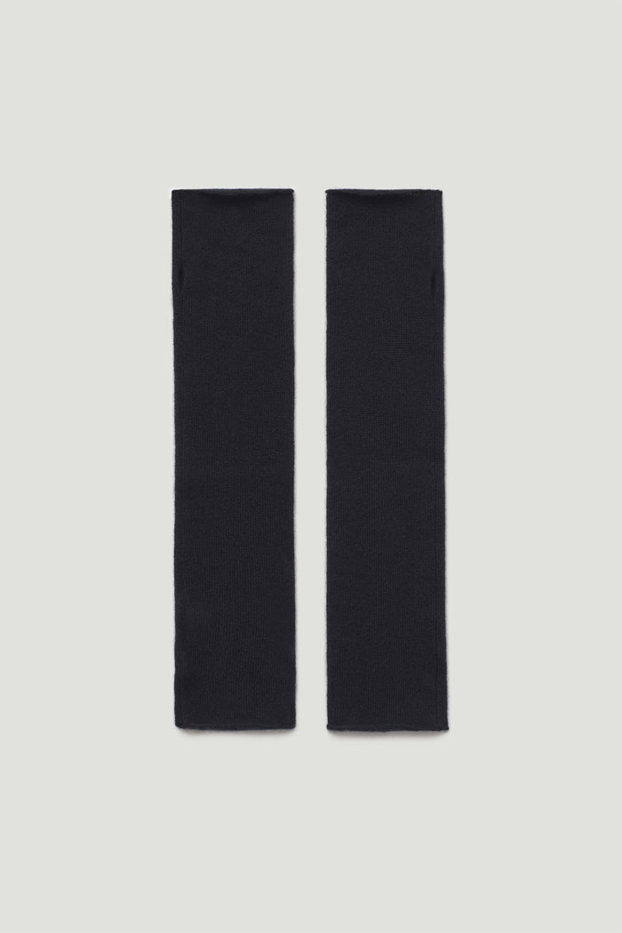 Aspen Arm Warmers Black | LISA YANG | Svarta armvärmare torgvantar i 100% kashmir