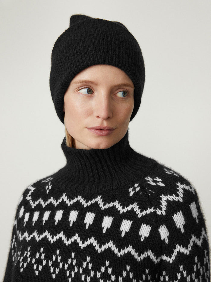 Stockholm Hat Black | Lisa Yang | Svart ribbad mössa i 100% kashmir
