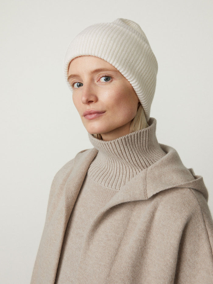Stockholm Hat Cream | Lisa Yang | Vit ribbad mössa i 100% kashmir