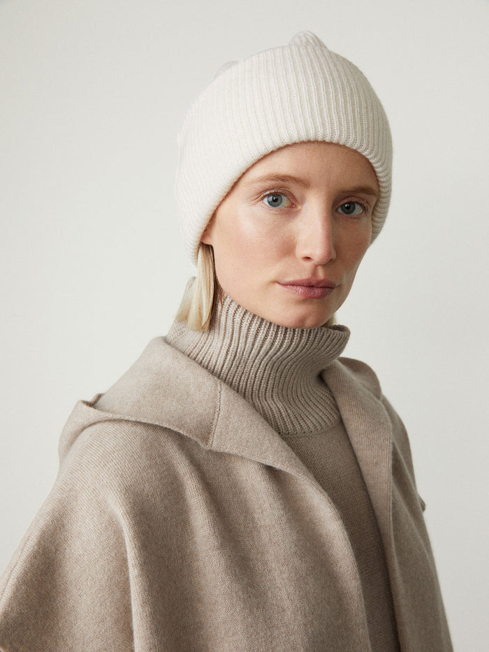 Stockholm Hat Cream | Lisa Yang | Vit ribbad mössa i 100% kashmir